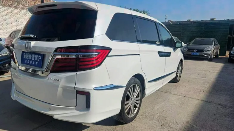 本田艾力绅 内饰前排