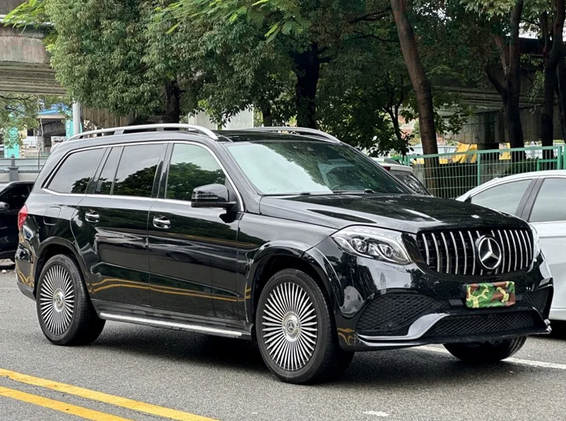 奔驰GLS 正面外观二