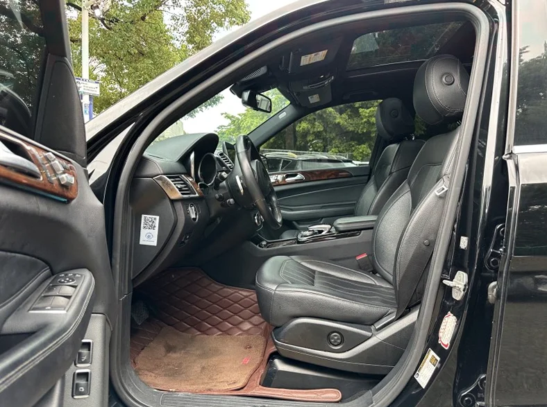 奔驰GLS 后面外观三