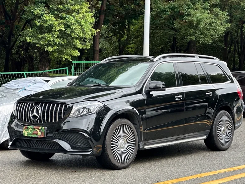 奔驰GLS 正面外观三