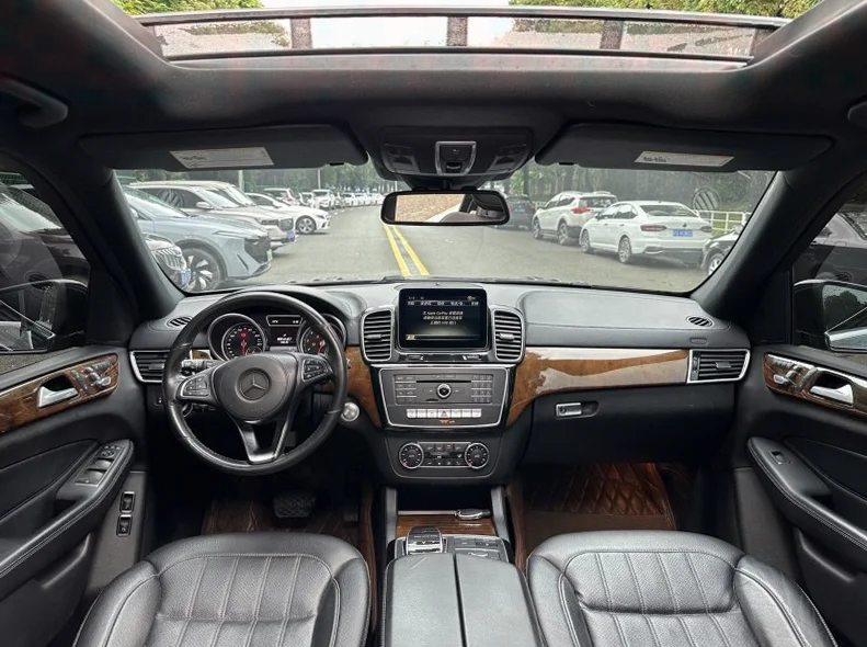 奔驰GLS 后面外观一