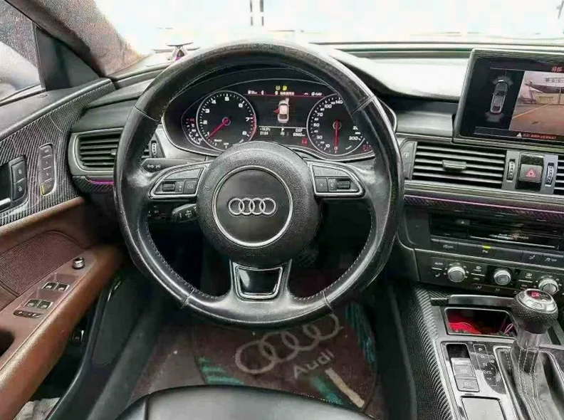 奥迪A7L 内饰前排