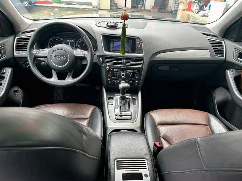 奥迪Q5 内饰前排