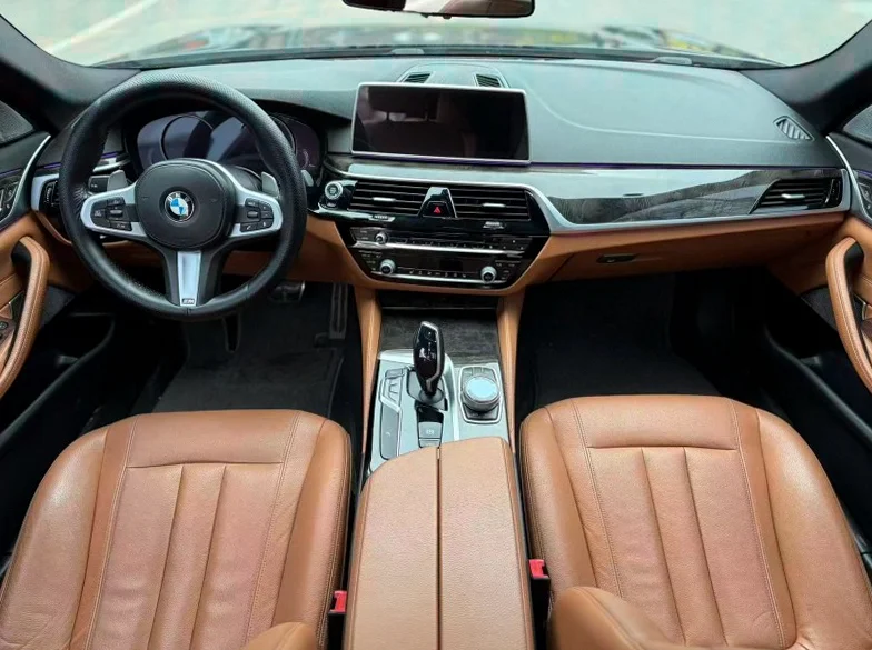 宝马5系 后面外观一