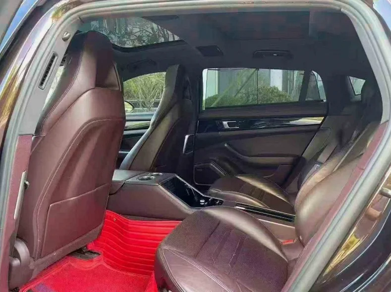 保时捷帕拉梅拉 正面外观三