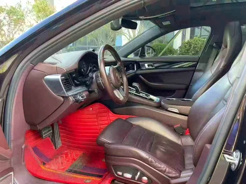 保时捷帕拉梅拉 后面外观一