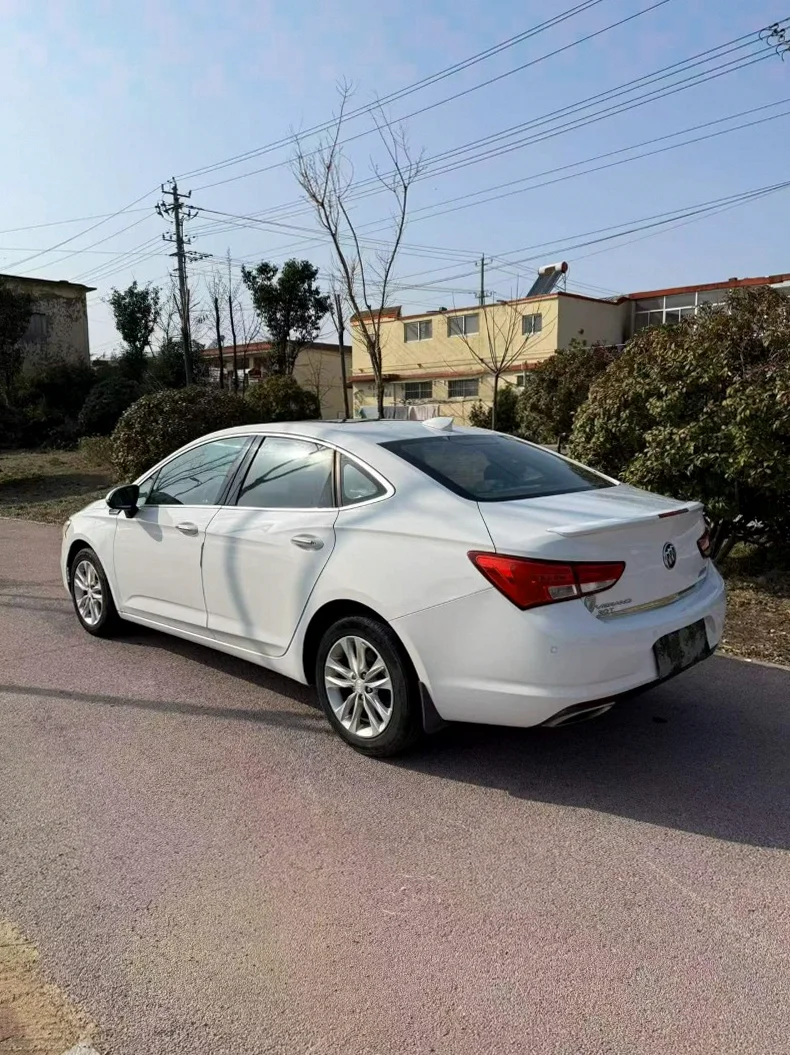 别克威朗 内饰前排