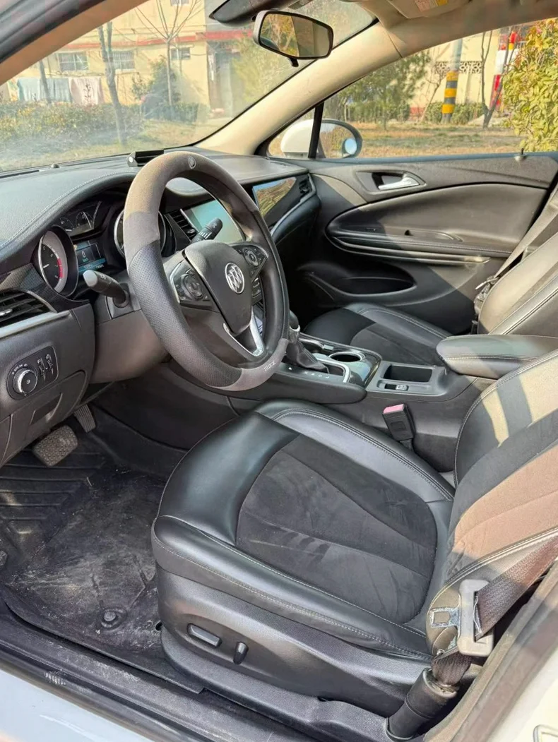 别克威朗 后面外观一