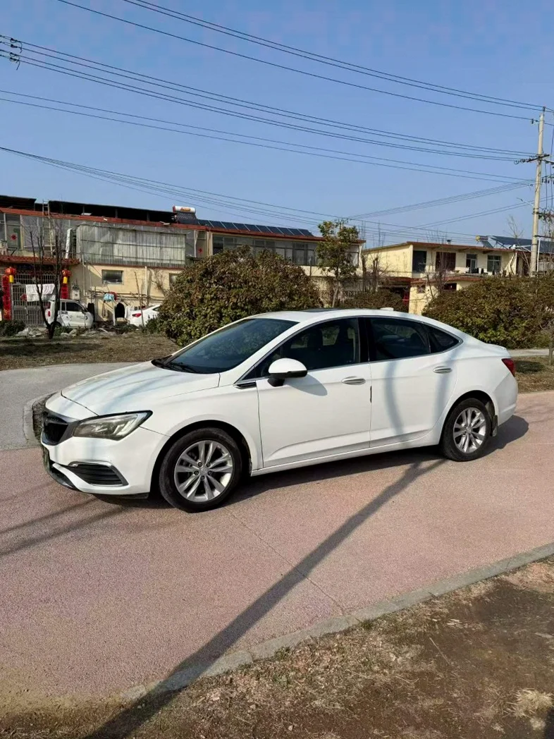 别克威朗 正面外观二