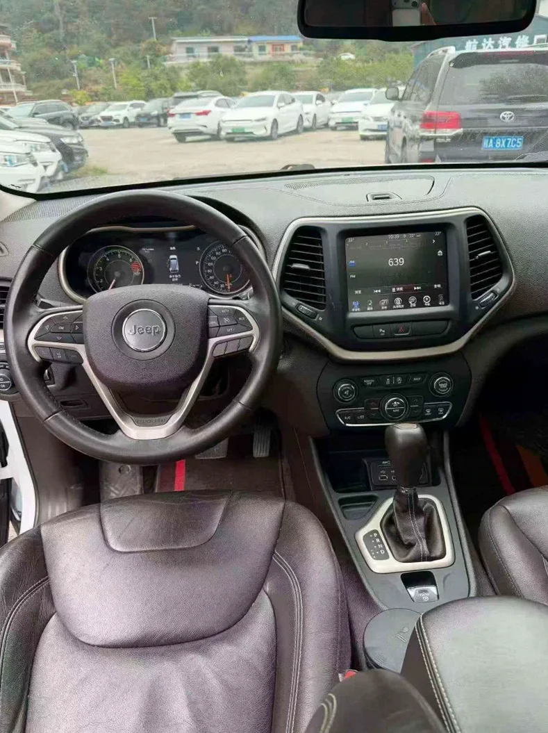 Jeep自由光 正面外观三