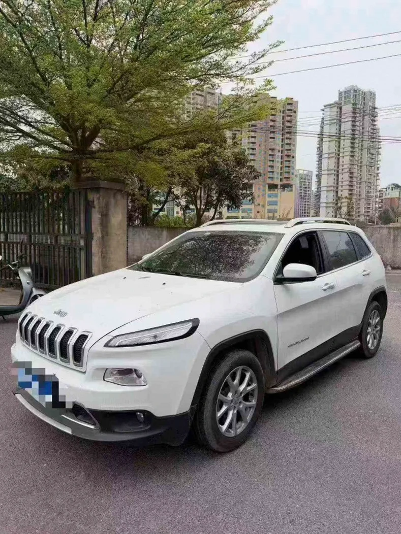 Jeep自由光 正面外观二