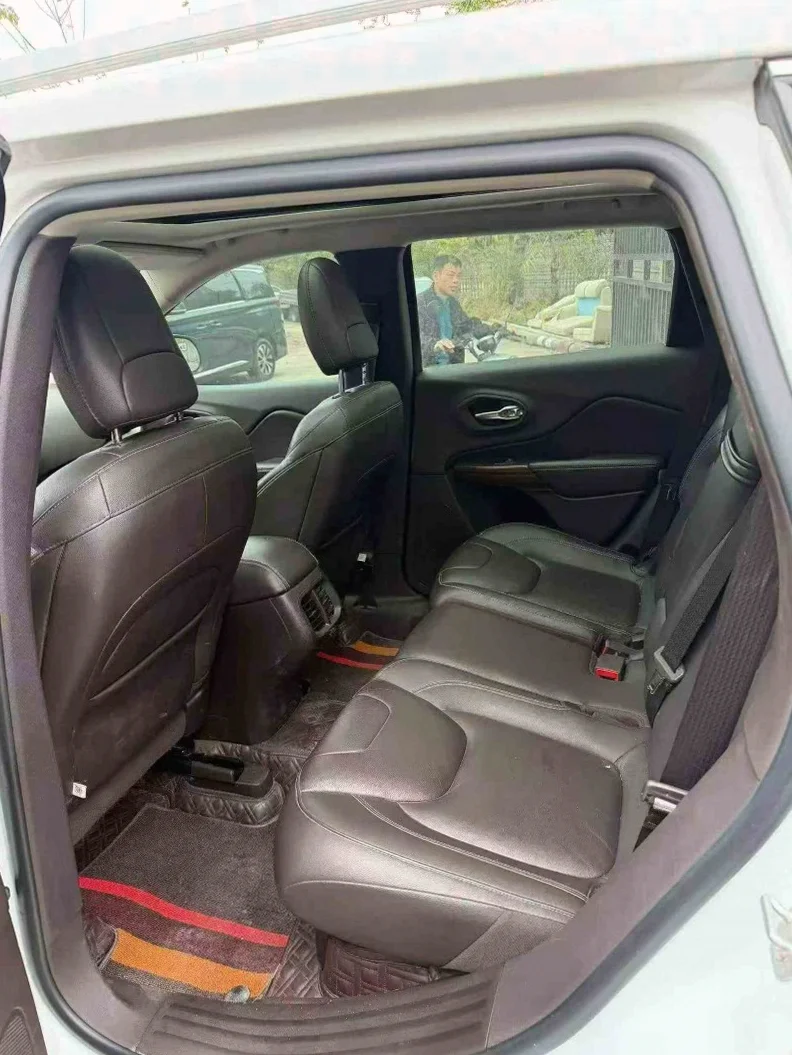 Jeep自由光 后面外观一