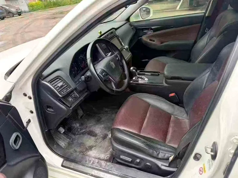 丰田皇冠 后面外观一