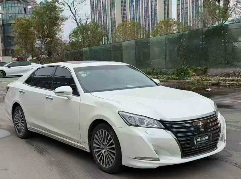 丰田皇冠 正面外观二