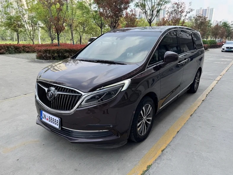 别克GL8 正面外观三