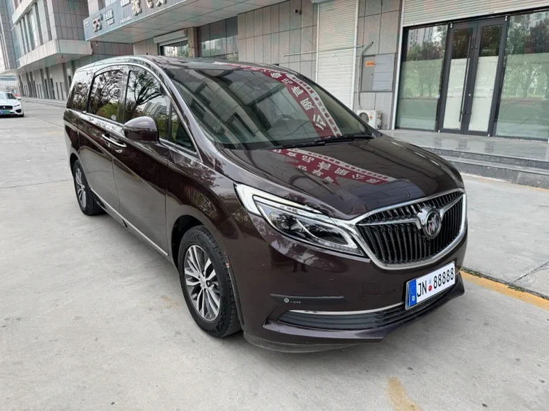 别克GL8 正面外观二