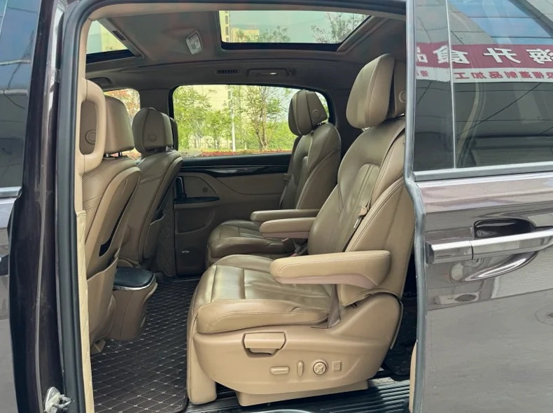 别克GL8 内饰前排