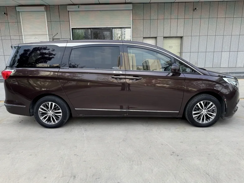 别克GL8 后面外观一