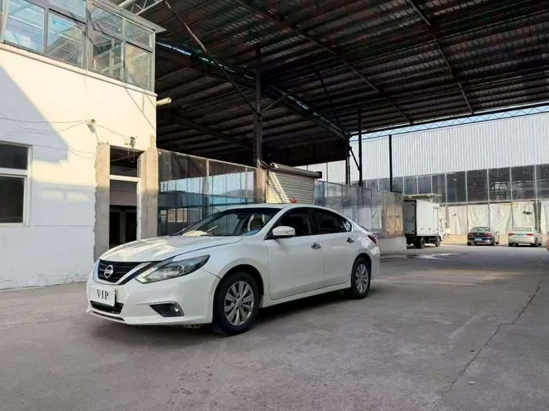 日产天籁 正面外观二