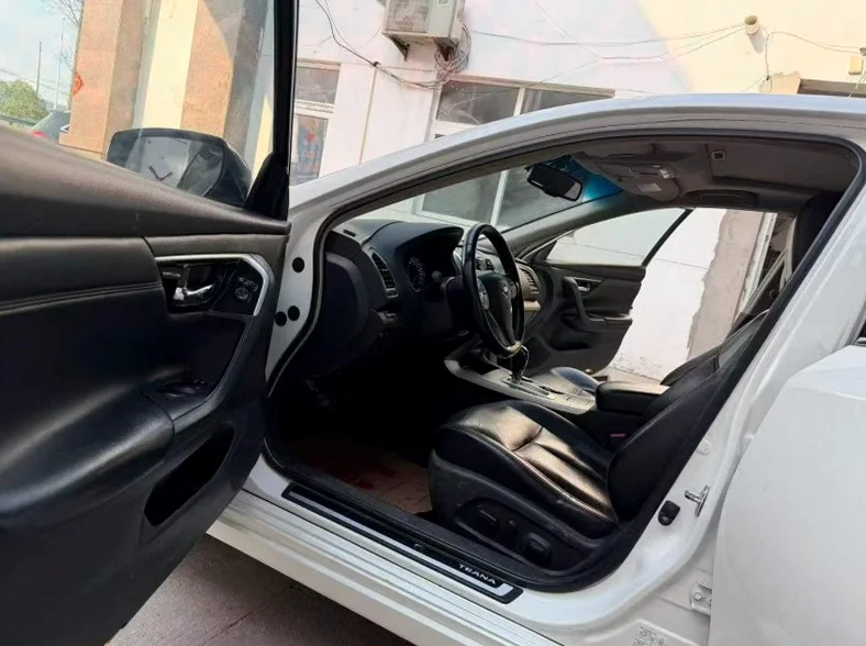 日产天籁 后面外观一