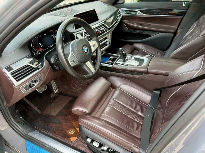 宝马7系 后面外观一