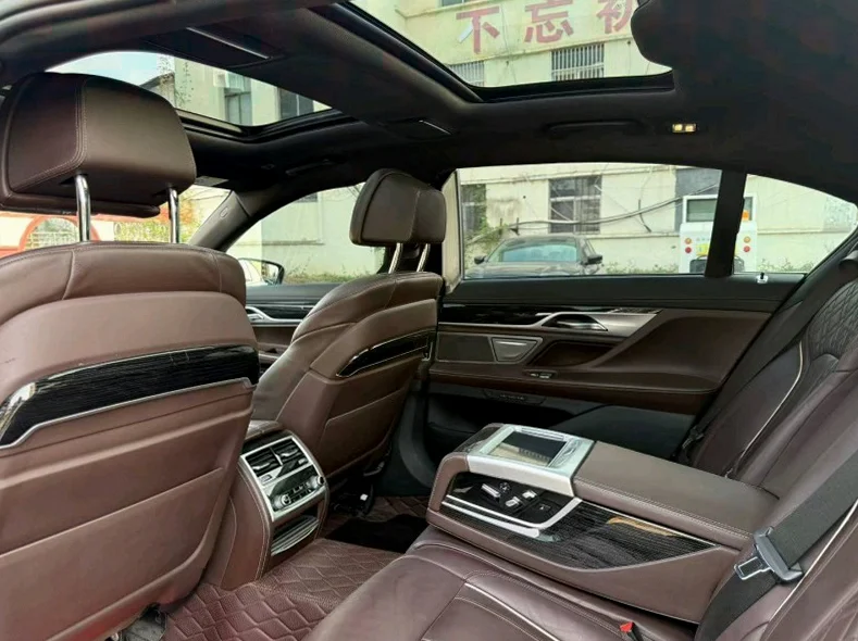 宝马7系 后面外观二