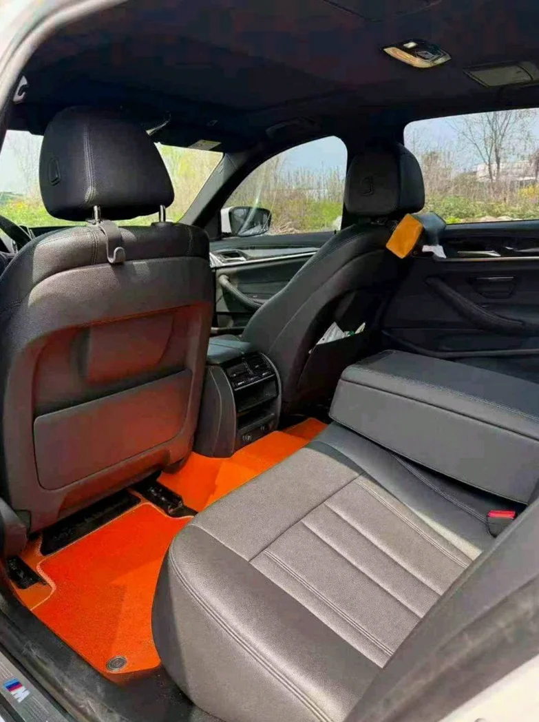 奔驰C 后面外观一