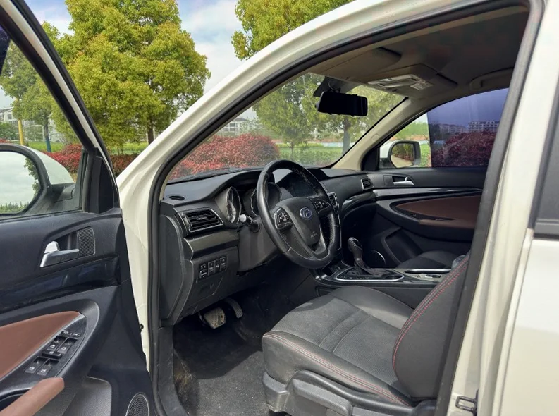 福迪雄狮 内饰前排