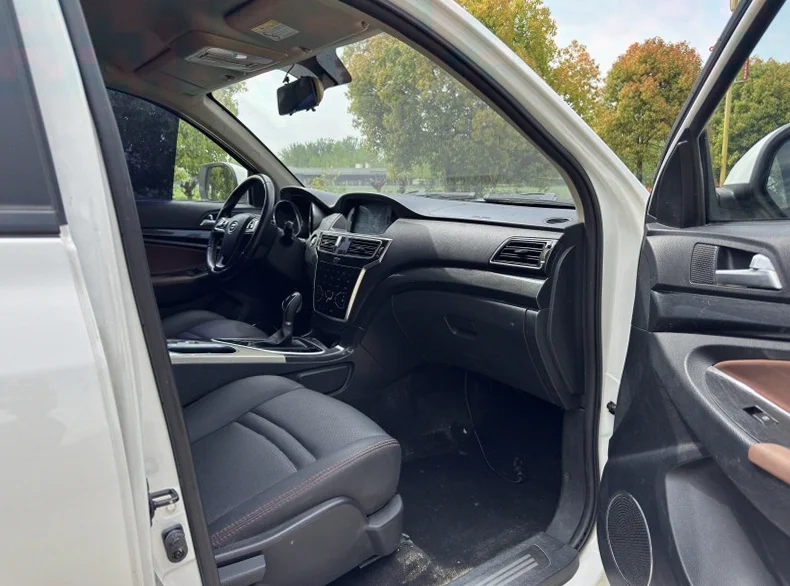 福迪雄狮 驾驶室