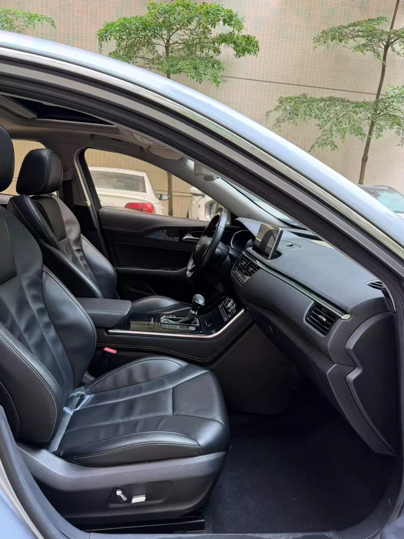 红旗H5 内饰前排