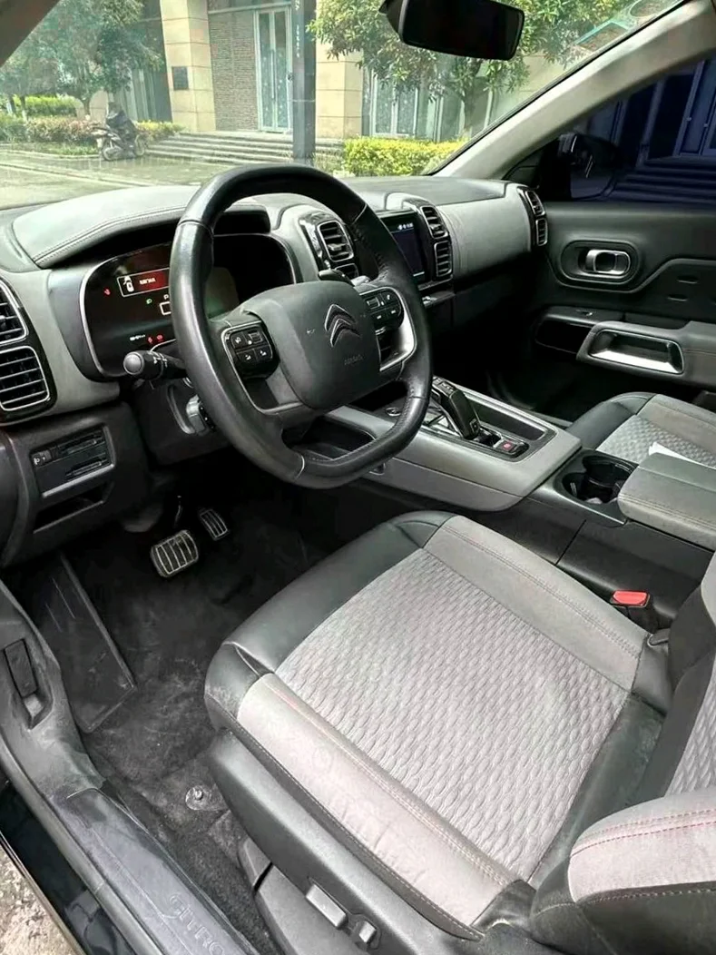 雪铁龙C5 后面外观一