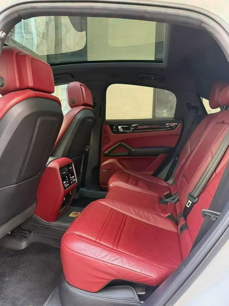 保时捷卡宴 驾驶室