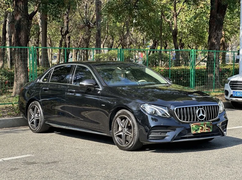 奔驰E 正面外观二