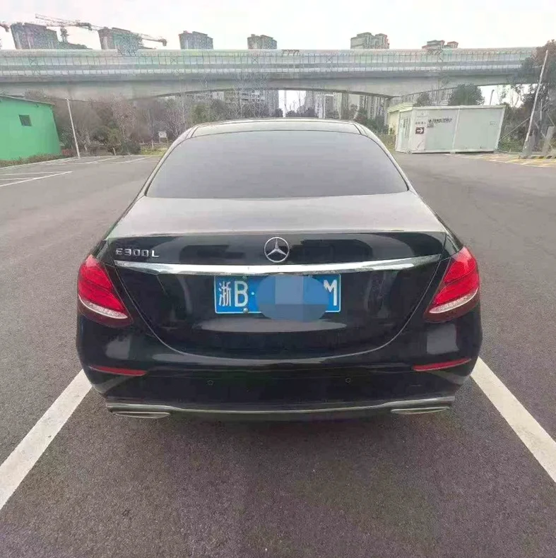 奔驰E 内饰前排