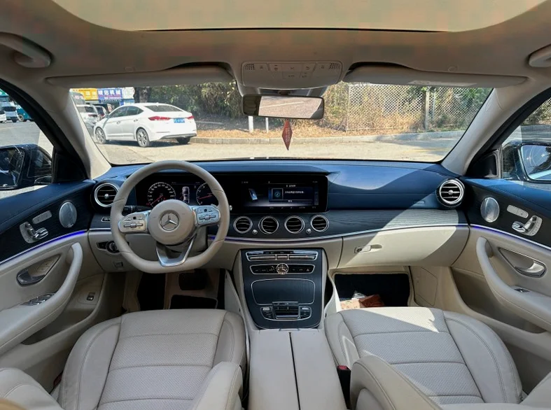 奔驰E 后面外观一