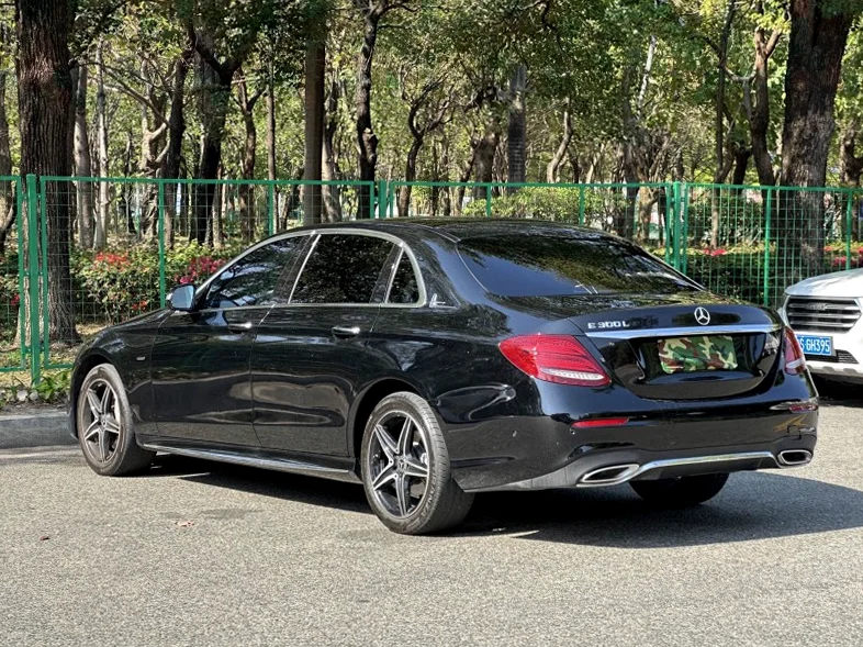 奔驰E 内饰前排