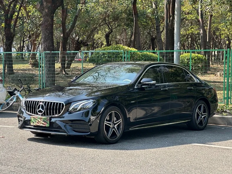 奔驰E 正面外观三