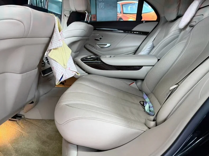 奔驰S 正面外观二