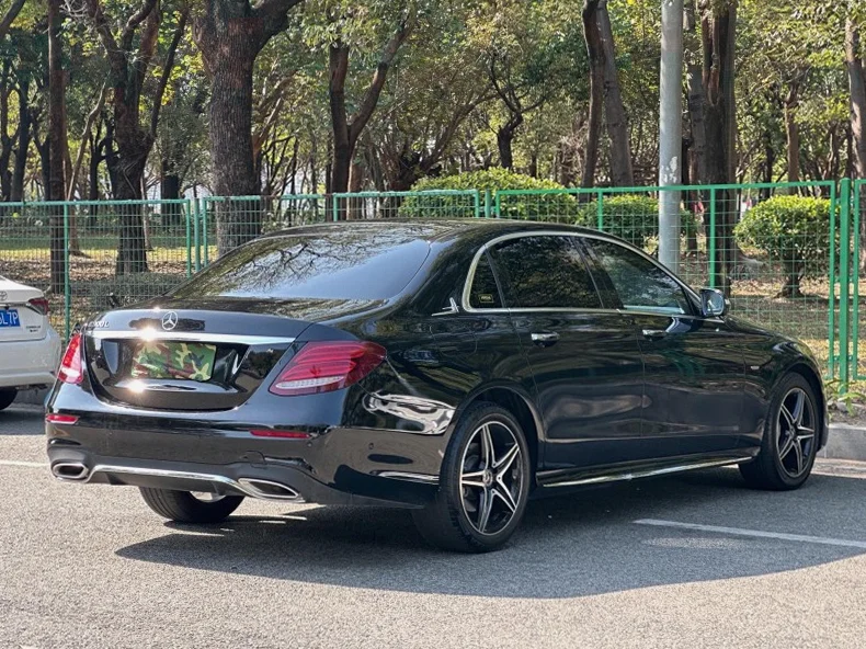 奔驰E 内饰后排