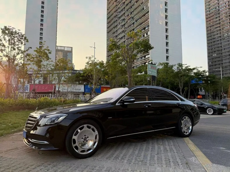 奔驰S 后面外观二