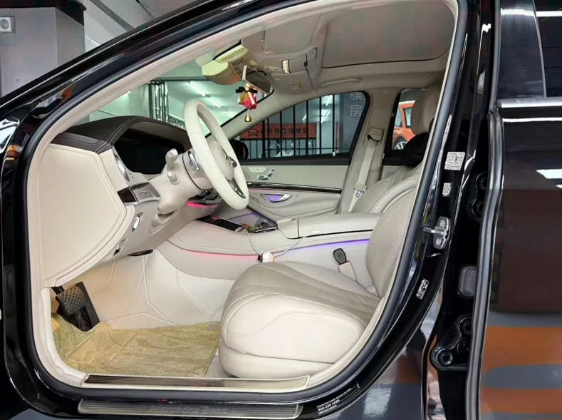 奔驰S 内饰前排