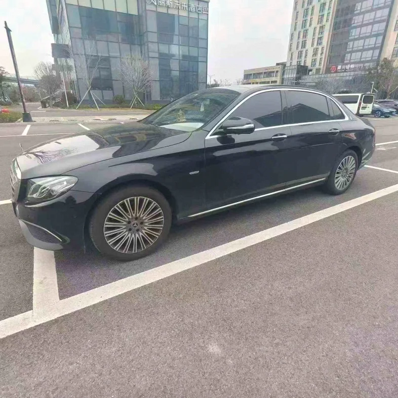 奔驰E 正面外观二