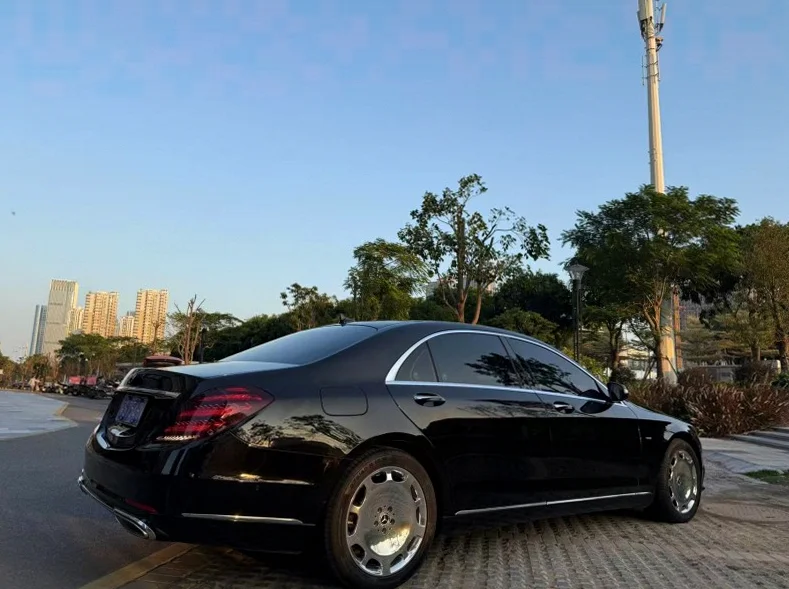 奔驰S 内饰后排