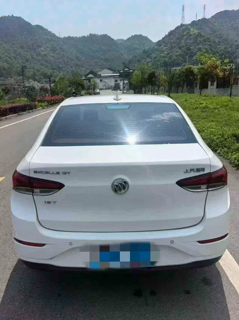 别克威朗 驾驶室