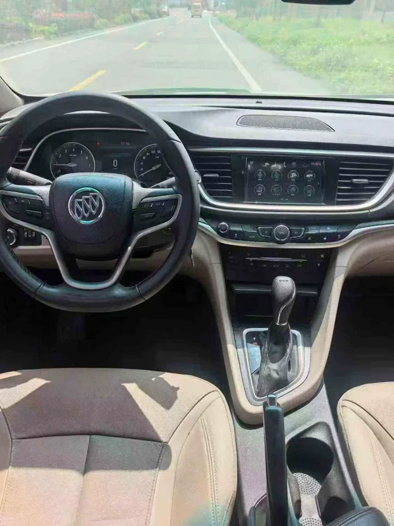 别克威朗 后面外观一