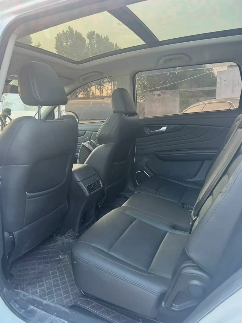 潍柴汽车U70 内饰前排