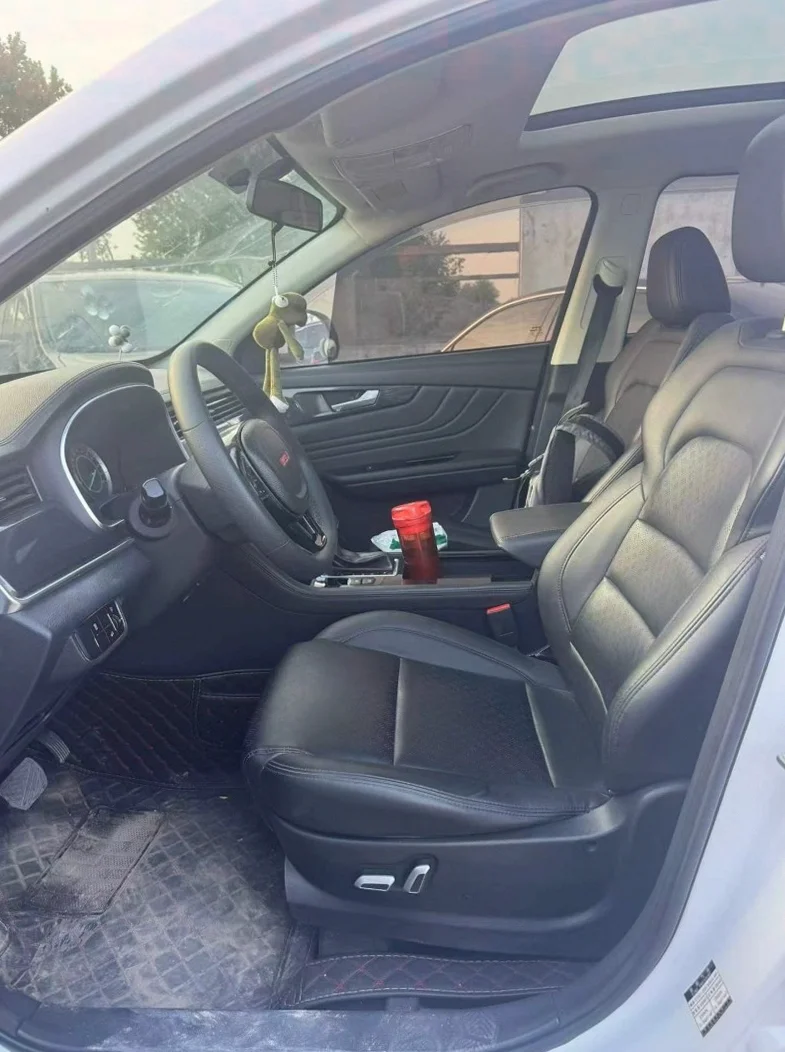 潍柴汽车U70 内饰后排