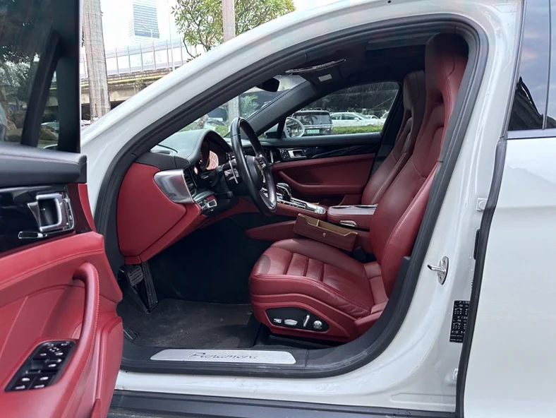 保时捷帕拉梅拉 后面外观三