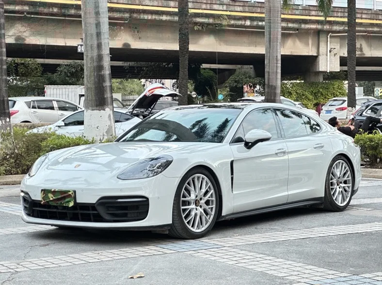 保时捷帕拉梅拉 正面外观三