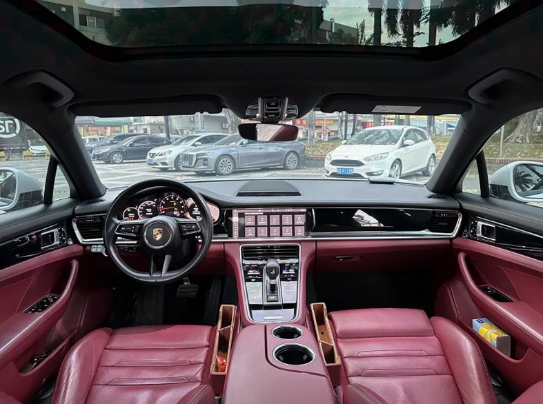 保时捷帕拉梅拉 后面外观一